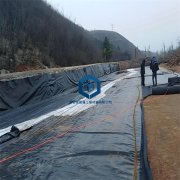 养殖防渗土工膜在铺设垫层碎石